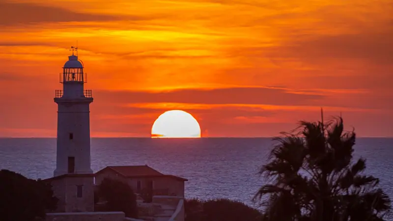 Der Leuchtturm von Paphos bei Sonnenuntergang