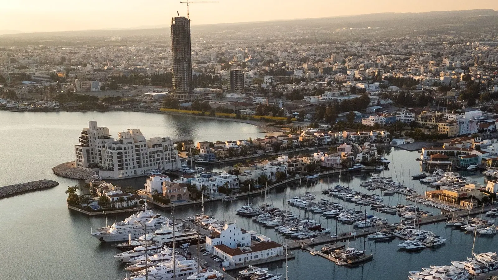 Yachthafen von Limassol bei Sonnenuntergang, Luftaufnahme mit Jachten und Skyline