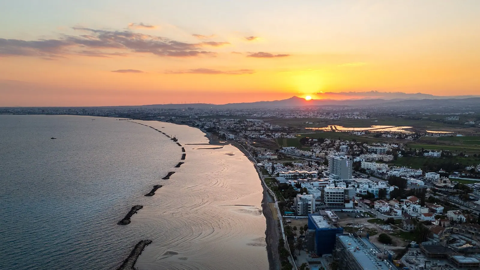 Coasta Ciprului la apus, vedere aeriană asupra orașului și a plajei