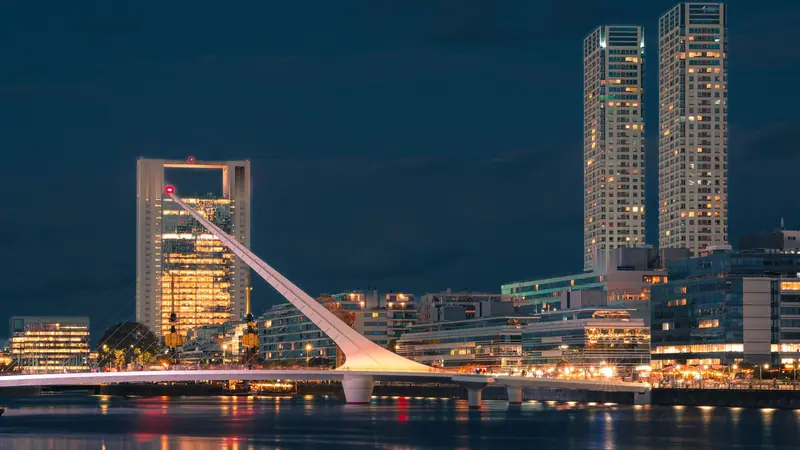 Puente de la Mujer und die Hochhäuser von Puerto Madero in Buenos Aires zur blauen Stunde