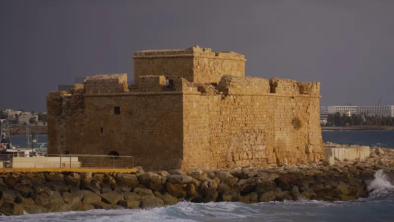 Die mittelalterliche Burg von Paphos am Meer unter stürmischem Himmel